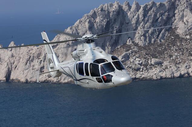 H155直升机在海面飞行